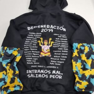 Hoodie negro Degeneración 2019 con estampados coloridos y mensaje reflexivo en la parte posterior.