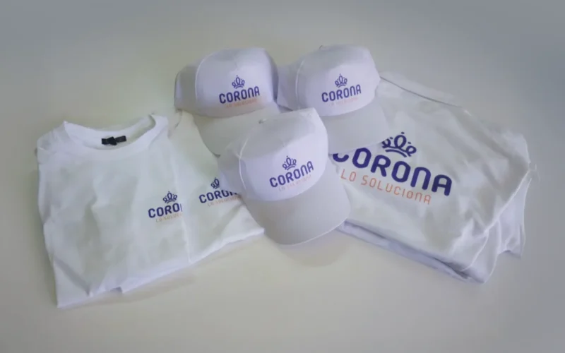 Ropa y accesorios de la colección Corona: camiseta y gorras con diseño moderno.