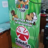 Banner colorido de Safari Tour Teletón, diversión familiar en un entorno aventurero.