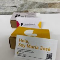 Tarjeta de visita de María José con diseño moderno y código QR.