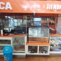 Tienda y cafetería YMCA: un lugar acogedor para la comunidad y actividades recreativas.