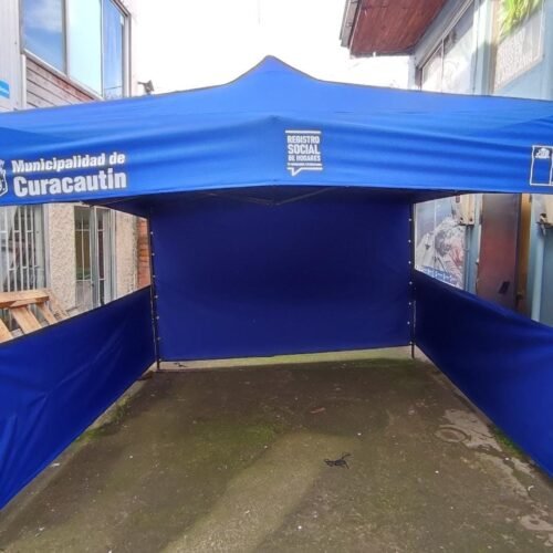 Toldo azul para eventos de la Municipalidad de Curacautín, ideal para actividades comunitarias.