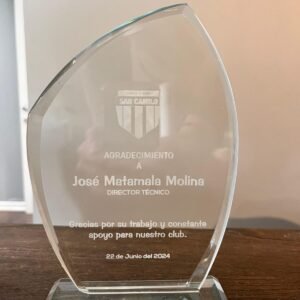 Trofeo de vidrio personalizado en reconocimiento a José Matamala Molina por su apoyo al club.