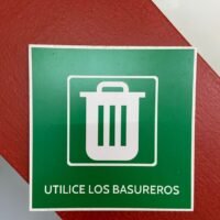 Cartel que promueve el uso responsable de basureros para un entorno limpio y sostenible.