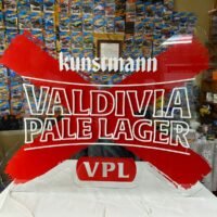 Cartel creativo de Valdivia Pale Lager con diseño vibrante y tipografía impactante.