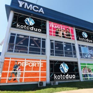 YMCA con banners coloridos, promoviendo deportes y actividades para la comunidad en Temuco.