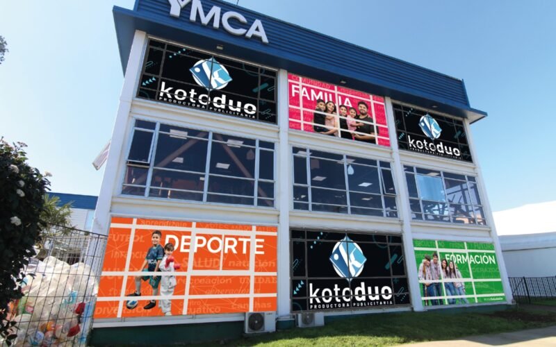 YMCA con banners coloridos, promoviendo deportes y actividades para la comunidad en Temuco.