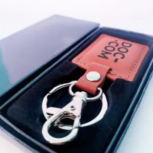 Llaveros de cuero personalizados con un diseño elegante, ideal como regalo sofisticado.