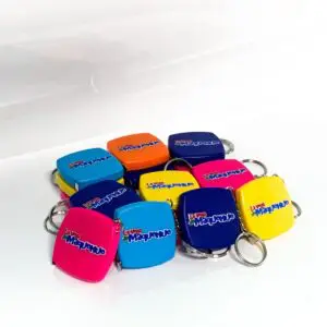 Llavero colorido y divertido, ideal como accesorio juvenil o souvenir.