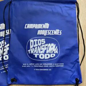 Mochila azul vibrante para campamento juvenil con mensajes inspiradores y diseño funcional.