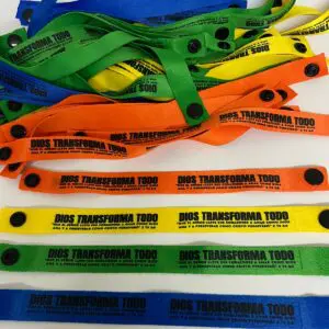 Pulseras vibrantes con el mensaje Dios Transforma Todo para eventos y campañas de fe.