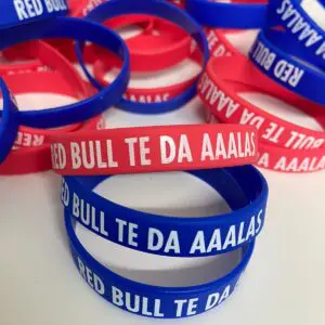 Coloridas pulseras de silicona de Red Bull con el lema Te da Aaalas.