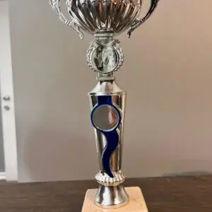 Trofeo de cuarto lugar en campeonato senior con diseño elegante y base de madera.