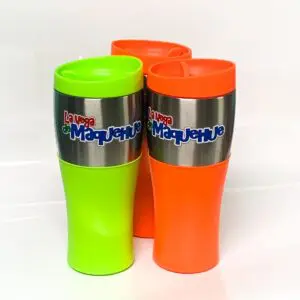 Tazas coloridas y modernas ideales para eventos, regalos o actividades al aire libre.